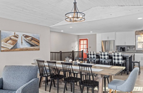 McColley Casa | Lake House: Spacious 6-Bedroom Retreat Perfect for Families and Waterside Fun!