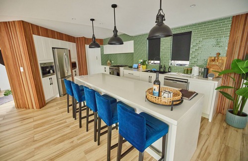 Kings Point Casa | Casa del lago con piscina y sala de teatro