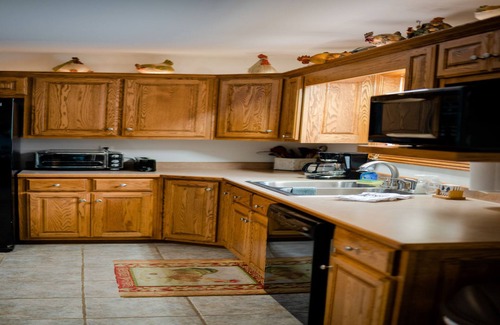 Garfield Casa | Lake house with washer/dryer, central AC, game rom, deck & yard