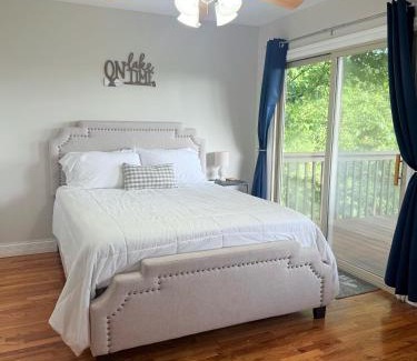 Somerset Casa | Lake It Easy 3 Level Home with Hot Tub and Game Space