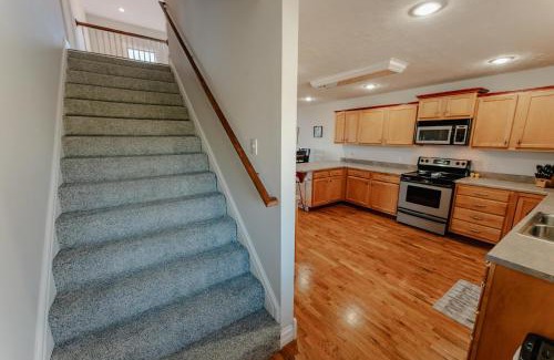 Somerset Casa | Lake It Easy 3 Level Home with Hot Tub and Game Space
