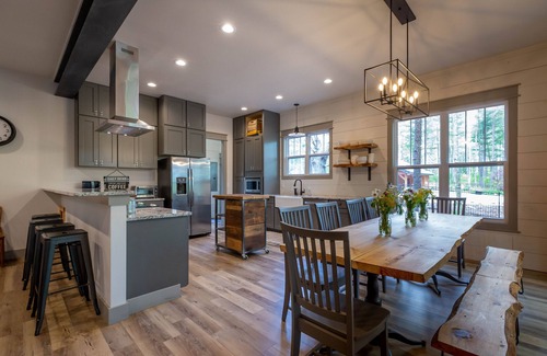Nebo Casa | Lake James Country-style House - Deep Cove, Pool, Screen Porch, Kayaks & SUP!