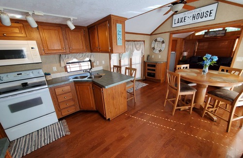Salt Springs Cabina | Lake Kerr Cabin in Salt Springs W/ golf cart and water sports equipment.