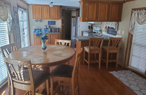 Salt Springs Cabina | Lake Kerr Cabin in Salt Springs W/ golf cart and water sports equipment.