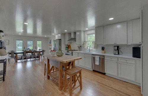 Gainesville Casa | Lake Lanier Farmhouse near Olympic Rowing Venue