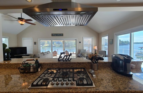Waterloo Casa | Lake Lovers Getaway, Lake Front Home with 3 Master Suites, Docks and Boat Launch