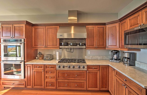 Eatonville Casa | Lake Lovers Oasis: Hot Tub & Mt Rainier View!