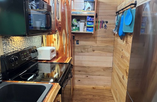 Mill Spring Cabina | Lake Lure Retreat. Perfect for a budget honeymoon or last minute anniversary!
