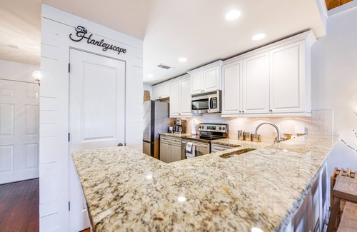 Dadeville Condominio | Lake Martin Condo w/ Community Perks & Views!