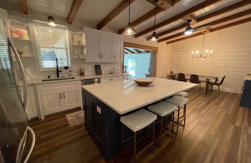 Dadeville Cabina | Lake Martin Family Compound - Sleeps 16 with Hot Tub and Private Lake Access!