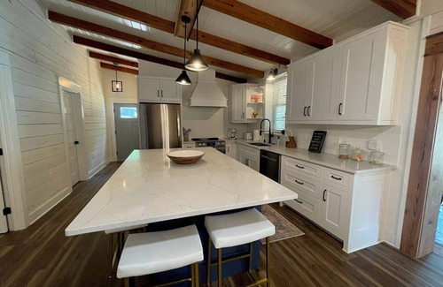 Dadeville Cabina | Lake Martin Family Compound - Sleeps 16 with Hot Tub and Private Lake Access!