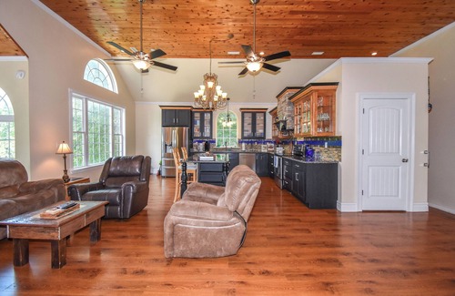 Alexander City Casa | Lake Martin Getaway- 6Br Lake Front Home