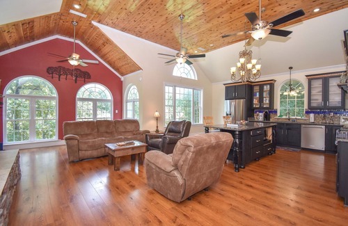 Alexander City Casa | Lake Martin Getaway- 6Br Lake Front Home