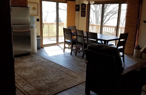 Lonergan Casa | Lake McConaughy Lake Front en casa, una cama King size con tres camas Queen, Dish TV, WIFI.