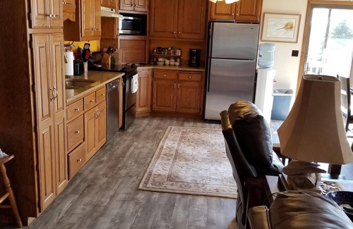 Lonergan Casa | Lake McConaughy Lake Front en casa, una cama King size con tres camas Queen, Dish TV, WIFI.