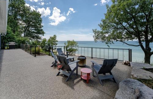 West Olive Casa | Lake Michigan Beach Cottage - beach access and stunning views.