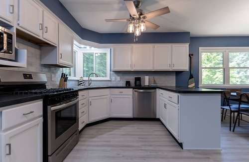 Muskegon Casa | Lake Michigan Retreat – Cozy Remodeled 3BR Getaway Near Scenic Beaches!
