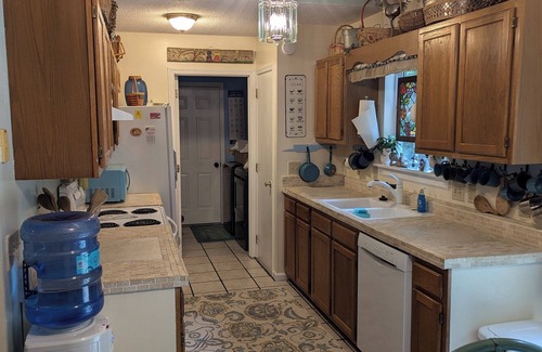 Mooresville Cabaña | Lake Norman Charming Cottage with AC ,WiFi, Fire Pit and Grill in Mooresville.