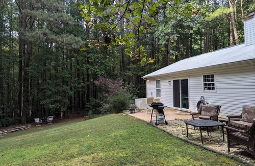 Mooresville Cabaña | Lake Norman Charming Cottage with AC ,WiFi, Fire Pit and Grill in Mooresville.