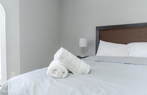 Bendale Casa | Lake Ontario Stylish Family-friendly House