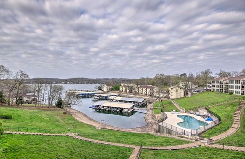 Lake Ozark Apartamento | Lake Ozark Getaway with Seasonal Pool and Deck!