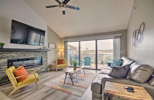Lake Ozark Apartamento | Lake Ozark Getaway with Seasonal Pool and Deck!
