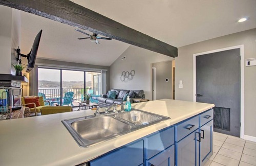 Lake Ozark Apartamento | Lake Ozark Getaway with Seasonal Pool and Deck!