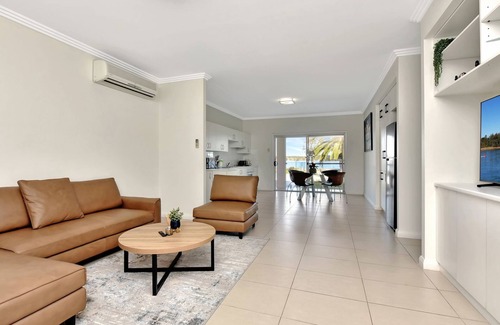 Dora Creek Casa | Lake Palm Resort Luxury Retreat absolute Waterfront on 3 acres at Lake Macquarie.