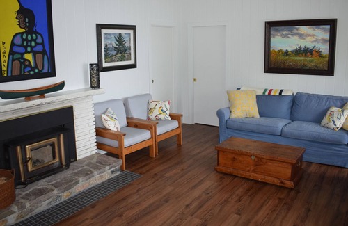 Minett Cabaña | Lake Rosseau South Facing Child Friendly Cottage: Muskoka Room, Hot Tub, Beach