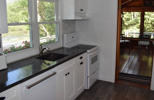 Minett Cabaña | Lake Rosseau South Facing Child Friendly Cottage: Muskoka Room, Hot Tub, Beach