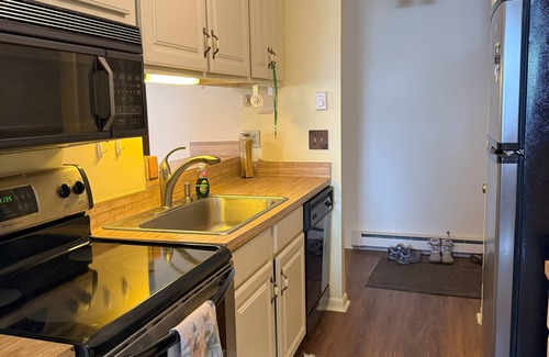 Lake George Condominio | Lake side condo - enjoy the autumn peeping and events. Book early summer-winter.