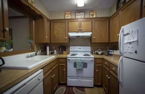 Breaux Bridge Casa | Lake Side Cottage, dos habitaciones, sala de lavandería, con cocina al aire libre