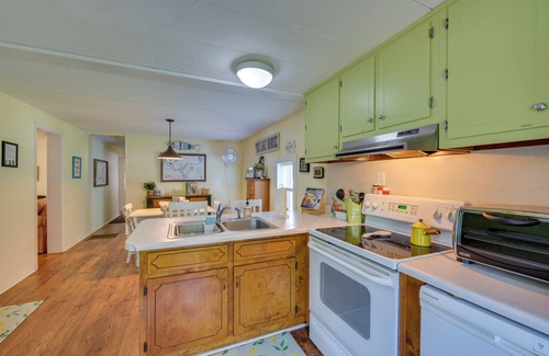Eatonton Cabaña | ¡NUEVO! Lake Sinclair Waterfront Home w / Fire Pit + Dock