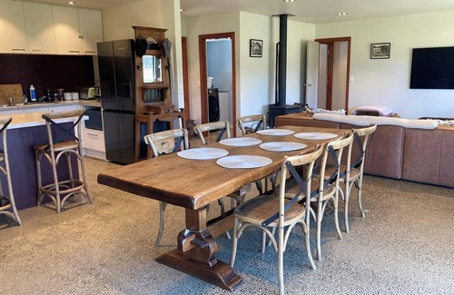 Tasman Region Otro | Lake Station House-Cosy Farm House nestled into Lake Station