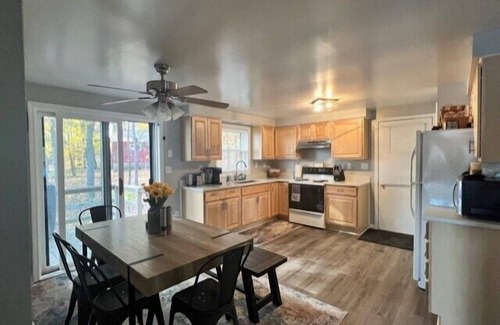 Mancelona Cabina | Lake Therapy - Lakefront, Charming, and Fun with Water Toys!