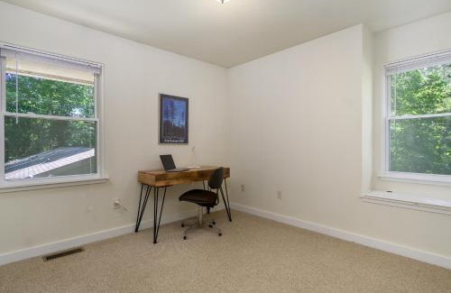 Black Mountain Casa | Lake Tomahawk Getaway Pets & 3 Min. to Town!