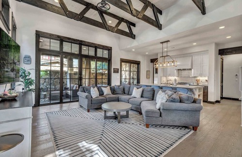 Spicewood Casa | Lake Travis Cottage | Hot Tub | Pickleball | BBQ