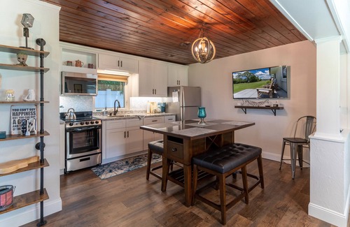 Mount Dora Casa | Lake Vibes Only ~ Intimate Lake Cottage in Mount Dora