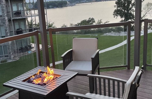Arnolds Park Condominio | Lake view condo! Updated unit with 8 beds and 6 waterpark passes at Bridges Bay.