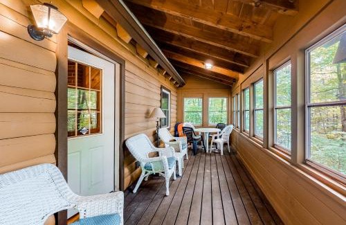 Wayne Casa | Lake View Cottage