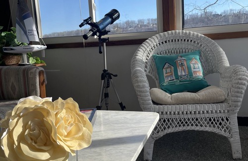 New Fairfield Casa | Lake View Cottage in Candlewood Lake Community