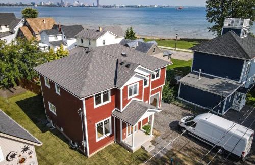 Fort Erie Casa | Lake view cottage with three ensuites and elevator