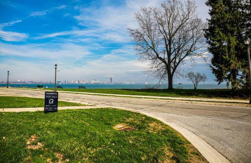 Fort Erie Casa | Lake view cottage with three ensuites and elevator