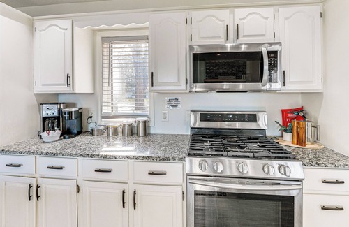 Whitehall Casa | Lake View & Deck: Group Getaway in Whitehall!