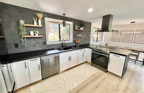 Altamont Casa | 🌲Lake View Nature House with Theatre, Game Room, and Gym🌲