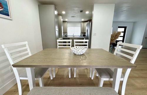 Hialeah Casa | Lake View Villa