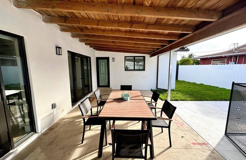 Hialeah Casa | Lake View Villa