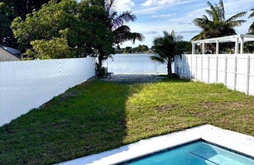 Hialeah Casa | Lake View Villa