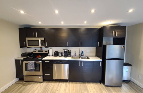 Vernon Casa | Lake views beautiful 4 bedroom , 2 living rooms home with hot tub.