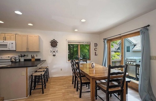 Mountainside Chalet De Esquí | Lake Views! HOT TUB! 8 min to WISP ski. Central Location. Walk to Coffee & Eats.